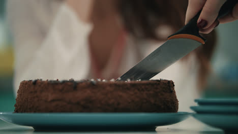 Weibliche-Hand-Schneidet-Geburtstagstorte-Mit-Messer.-Dessert-Für-Die-Geburtstagsfeier