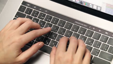 Weibliche-Hände-Tippen-Text-Auf-Der-Laptop-Tastatur.-Frauenhände-Arbeiten-Am-Laptop
