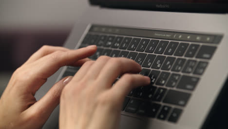 Weibliche-Hände-Tippen-Auf-Der-Laptop-Tastatur.-Profi-Mit-Notebook-Tastatur
