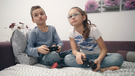 Freunde,-Die-Zu-Hause-Videospiele-Spielen,-Kämpfen.-Junge-Und-Mädchen-Spielen-Videospiele