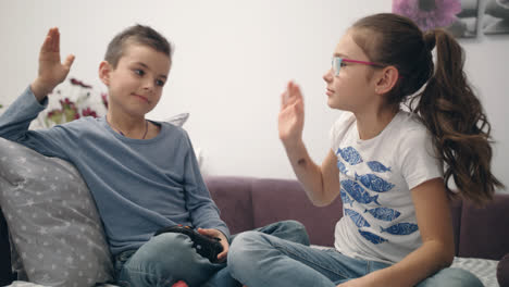 Geschwister-Geben-Fünf-Hände-Beim-Videospielen.-Kinder-Haben-Gemeinsam-Spaß-Zu-Hause