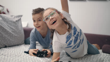 Glückliche-Kinder-Gewinnen-Zu-Hause-Ein-Videospiel.-Junge-Und-Mädchen-Spielen-Videospiele