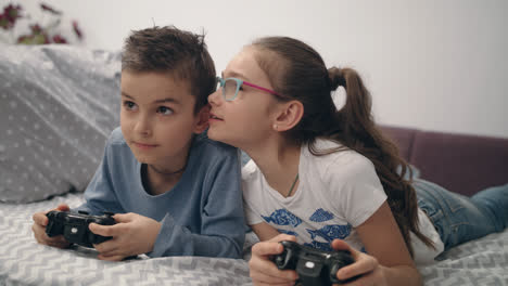 Glückliche-Kinder,-Die-Zu-Hause-Videospiele-Mit-Joystick-Spielen.-Freunde-Spielen-Spielekonsole