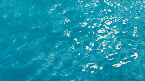 Wellige-Wasseroberfläche.-Schwimmbad-Mit-Kristallklarem-Wasser.-Blauer-Wasserhintergrund