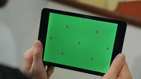 Mann-Hält-Ein-Tablet-Mit-Chroma-Key-Bildschirm.-Mann-Benutzt-Tablet-Mit-Grünem-Bildschirm