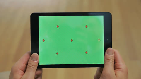 Männliche-Hände-Halten-Tablet-Mit-Grünem-Bildschirm.-Tablet-Mit-Chroma-Key-Bildschirm