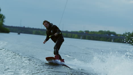 Mann-Wakeboard-Boot-Auf-Dem-Fluss.-Extremer-Wassersport.-Extremer-Lebensstil