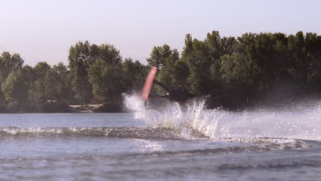 Wakeboarder-Macht-Stunt-Auf-Dem-Wasser.-Mann-Springt-Hoch-über-Wasser