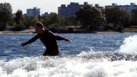 Wakeboarder-Surft-An-Bord-Auf-Wellen.-Extremer-Wassersport