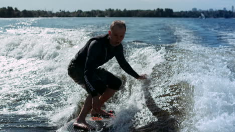 Hombre-Deportivo-Surfeando-En-Wakeboard-Sobre-Olas-En-Cámara-Lenta