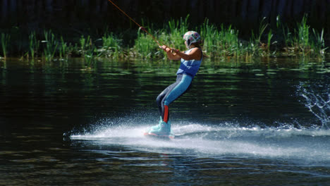 Mujer-Deportiva-A-Bordo-Deslizándose-Sobre-El-Agua.-Niña-Estudiando-Wakeboard-En-El-Lago