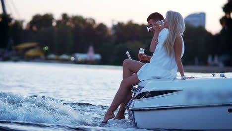 Schönes-Junges-Paar,-Das-Champagner-Auf-Einem-Schwimmenden-Boot-Trinkt