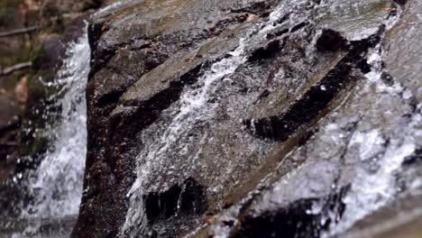 Wunderschöner-Wasserfall,-Der-In-Den-Bergen-Fließt.-Versteckter-Wasserfall-Im-Nassen-Fels