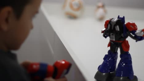 Junge-Schaltet-Roboterspielzeug-Ein.-Roboter-Und-Kind-Spielen.-Junge-Prüft-Spielzeugroboter