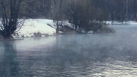 Winterlandschaft.-Nebel-über-Dem-Winterfluss.-Waldfluss-Im-Winter.-Nebliger-Morgen