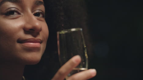 Afroamerikanisches-Mädchen-Trinkt-Alkoholglas.-Sexy-Frau-Sieht-Kamera-In-Sanftem-Licht-Aus.